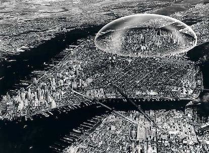 Uno de los proyectos delirantes de Fuller fue fabricar nubes para atraer la lluvia. La imagen muestra la burbuja 'nubulosa' sobre la isla de Manhattan. Este proyecto lo ide junto al artitecto Shoji Sadao. (Museo Whitney de Nueva York)