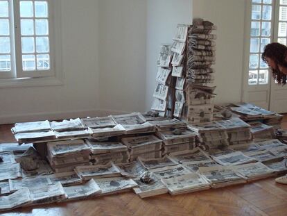 La instalación de Francesc Ruiz <i>Cairo newsstand,</i> que se exhibe en la Fundación Suñol de Barcelona.