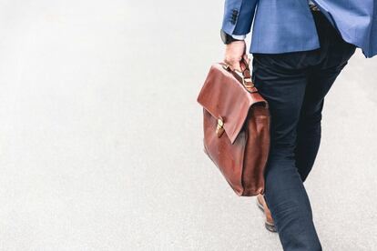 Persona yendo al trabajo