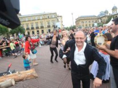 Juan Carlos Izagirre, alcalde de San Sebastián, participa en un pasacalles.