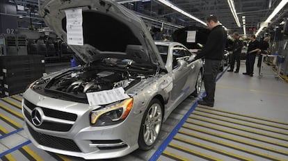 Mecánicos en la planta de ensamblaje de Mercedes-Benz en Bremen, Alemania.