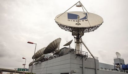 Una antena parabólica del grupo Clarín en Buenos Aires.