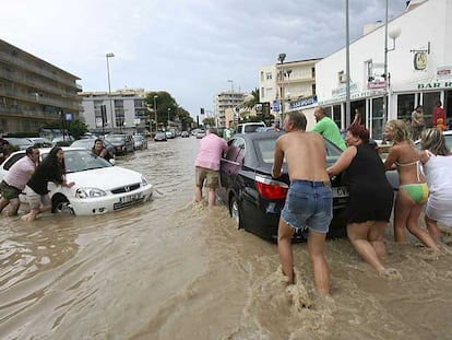 Turistas en Salou tras la tormenta