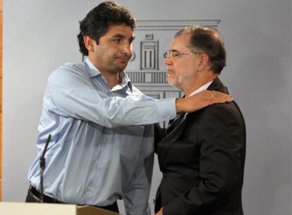 La campaña del padre de Mari Luz, Juan José Cortés (en la foto con el ministro de Justicia, Bermejo), ha logrado un aumento de penas para los pederastas.