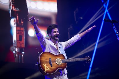 Camilo levanta las manos durante su concierto en Madrid, en el Wizink Center, el 5 de septiembre.