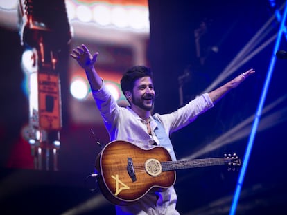 Camilo levanta las manos durante su concierto en Madrid, en el Wizink Center, el 5 de septiembre.