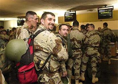 Soldados españoles, haciendo cola anoche en el aeropuerto de Zaragoza para embarcar en el avión a Kuwait.