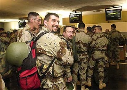 Soldados españoles, haciendo cola anoche en el aeropuerto de Zaragoza para embarcar en el avión a Kuwait.