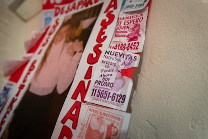En las calles de Buenos Aires se publicita la oferta sexual por medio de pegatinas. Margarita Meira asegura que esta propaganda ha aumentado desde el inicio de la pandemia.