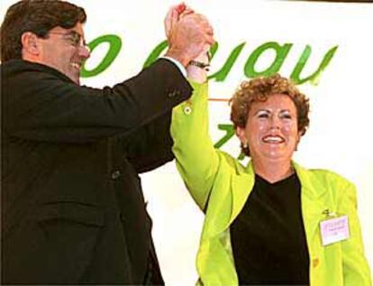 Begoña Errazti, cuando fue elegida presidenta de Eusko Alkartasuna en 1999, y Gorka Knörr.