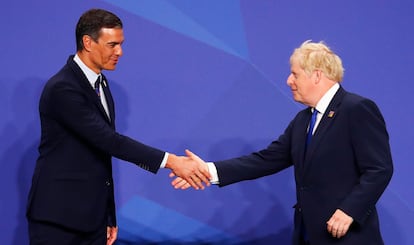 El presidente del Gobierno, Pedro Sánchez, saluda a su homólogo británico, Boris Johnson, este miércoles en Madrid. Los 30 países socios de la Alianza Atlántica han dado el visto bueno a un nuevo Concepto Estratégico que define a Rusia como la amenaza más significativa y directa y, por primera vez, menciona a China, subrayando el desafío sistémico que el ascenso del gigante asiático —y su cooperación con Rusia— representa. 