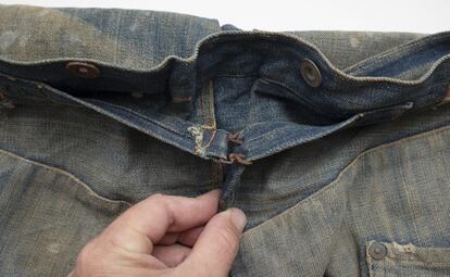 Pequeños desperfectos de los pantalones subastados. 
