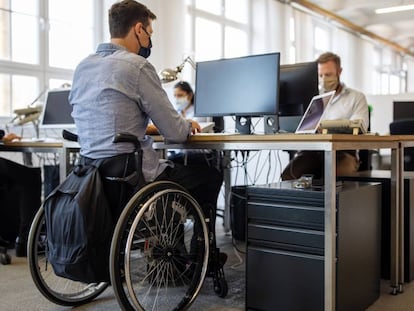 Una persona con discapacidad realiza prácticas en una empresa.