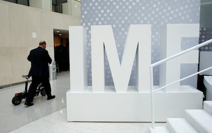 Un hombre empuja un patinete eléctrico en la sede del FMI, en Washington.