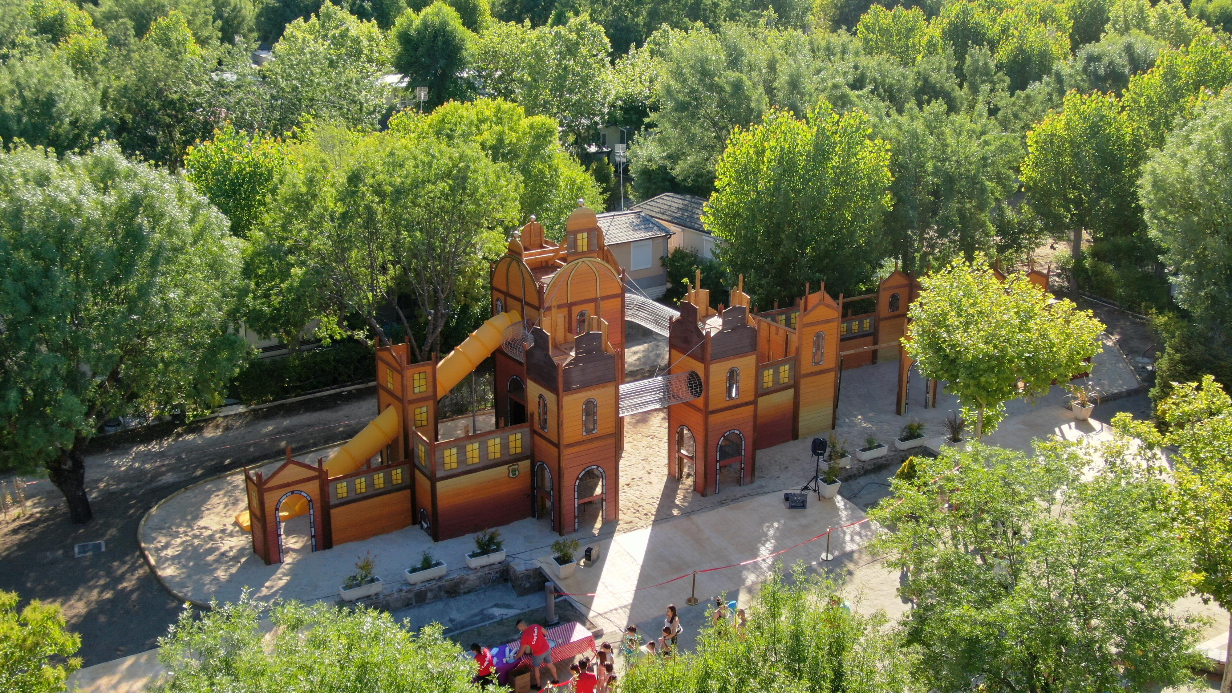Las áreas de ocio infantil son un atractivo clave para el disfrute familiar no solo del entorno, sino de las propias instalaciones del camping.