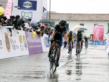 Un grupo de ciclistas compiten en una de las ediciones de Vuelta Colombia.