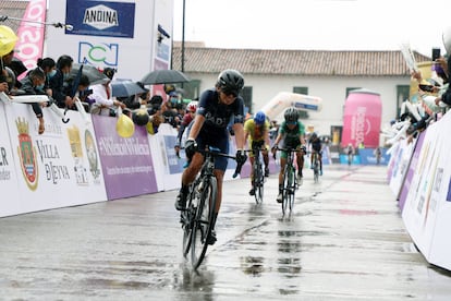 Un grupo de ciclistas compiten en una de las ediciones de Vuelta Colombia.