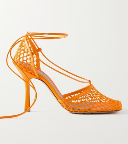 El naranja intenso colorea estas sandalias que llevan el inconfundible sello de Bottega Veneta. A la venta en Net-a-Porter 850 €