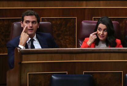 El líder de Ciudadanos, Albert Rivera, y la portavoz del partido en el Congreso de los Diputados, Inés Arrimadas, en la sesión de control al Gobierno en la Cámara baja, el 11 de septiembre.