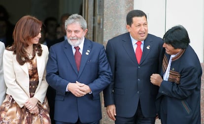 Cristina Kirchner, Luiz Inácio Lula da Silva, Hugo Chávez e Evo Morales, presidentes de Argentina, Brasil, Venezuela e Bolívia, respectivamente, em Cúpula do Mercosul em 2007.