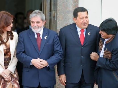 Cristina Kirchner, Luiz Inácio Lula da Silva, Hugo Chávez e Evo Morales, presidentes de Argentina, Brasil, Venezuela e Bolívia, respectivamente, em Cúpula do Mercosul em 2007.