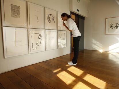 Una joven contempla algunas de las serigrafías que integran la muestra.