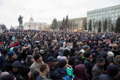 Miles de personas salen a la calle en Kemerovo, Rusia, este martes.