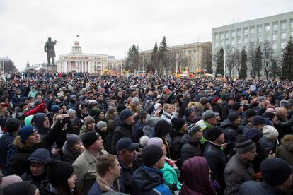 Miles de personas salen a la calle en Kemerovo, Rusia, este martes.