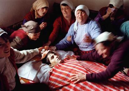 Mujeres albanokosovares lloran en Dragobil ante el cadáver de Ali Murat Pacarizi, soldado del Ejército de Liberación de Kosovo, en una foto de Enric Martí, ganadora del Premio Ortega y Gasset de 1999. 