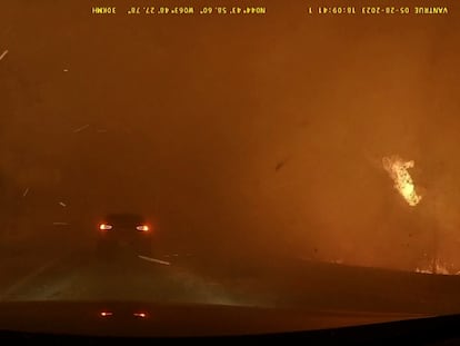 Fotograma del video del conductor atravesando el incendio en Halifax, Canadá, el 28 de mayo 2023.