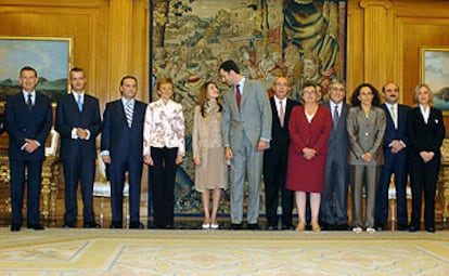 El Príncipe y Letizia Ortiz, con los integrantes de la comisión que coordina los preparativos de su boda, en La Zarzuela.