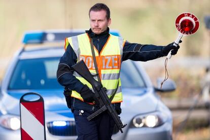 Un policia alemany ordena a un vehicle que s'aturi, a la frontera entre Bèlgica i Holanda.