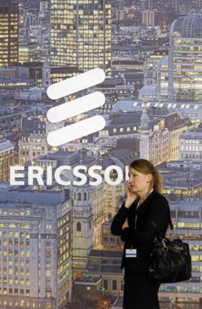 Una mujer habla por teléfono ante el stand de Ericsson en la Mobile World Congress, en Barcelona. EFE/Archivo