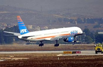 El Boeing 757 de la compañía Arkia, atacado por dos misiles, toma tierra en Tel Aviv.