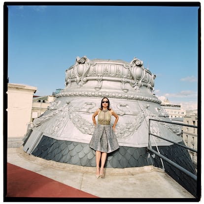 La cantante Zahara con vestido de LOUIS VUITTON, zapatos de MANGO y gafas de sol de RAY-BAN.