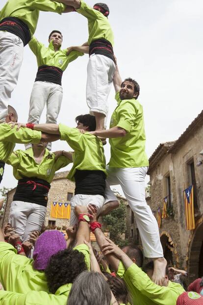 El rodaje de 'Ocho apellidos catalanes' acabó el pasado 5 de julio en Sevilla. En la película se podrán ver localizaciones de Baix Empordà, Girona, Madrid, así como de la capital andaluza. Y a Dani Rovira cambiando el 'aberchandal' por el look 'casteller'.