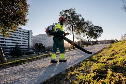 Un trabajador de jardinería con discapacidad de Integra CEE.