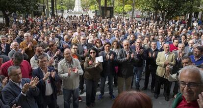 Concentración en defensa del periódico en el Ayuntamiento de Sevilla, ayer.