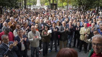 Concentración en defensa del periódico en el Ayuntamiento de Sevilla, ayer.
