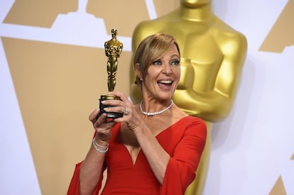 Allison Janney, ganadora al Oscar como mejor actriz secundaria, muestra a los medios gráficos su estatuilla.
