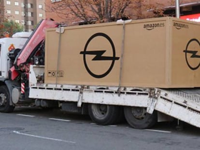 Un camión de Amazon entrega un coche Opel comprado online.