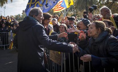 El presidente de la Generalitat, Quim Torra, saluda este lunes a sus partidarios a las puertas del Tribunal Superior de Justicia de Cataluña.