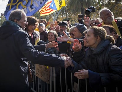 El president de la Generalitat, Quim Torra, saludant aquest dilluns els seus partidaris a les portes del Tribunal Superior de Justícia de Catalunya.