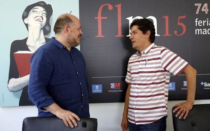 Los escritores mexicanos Pablo Raphael (Izquierda) y Juan Pablo Villalobos, en la Feria del Libro de Madrid.