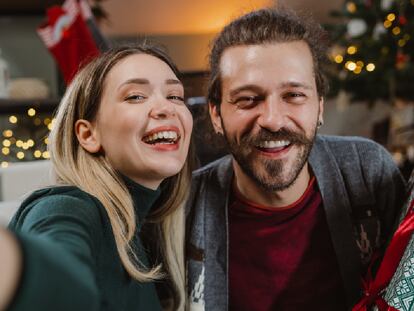 Encontrar un regalo de Navidad adecuado para cada pareja aún es posible. GETTY IMAGES.