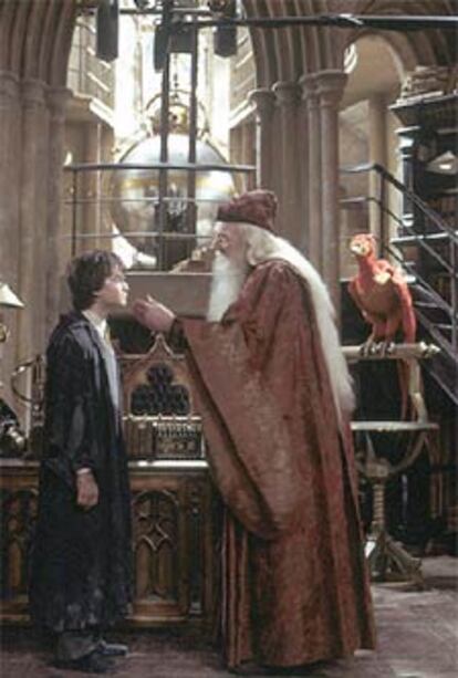Los actores Daniel Radcliffe y Richard Harris, en una imagen de <b></b><i>Harry Potter y la cámara secreta.</i>