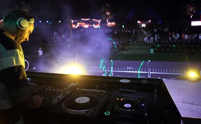 Después de la proyección, el Open Air pasa de ser un cine de verano a una terraza inmensa veraniega que mezcla el mejor sabor de los mojitos y la música de los pinchadiscos de <i>La Red Bull Academy</i>.