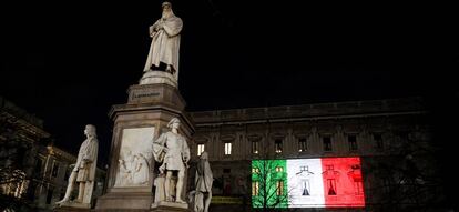 El Palazzo Marino de Milán, iluminado con los colores de la bandera de Italia.