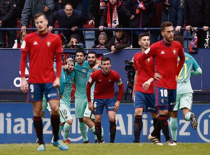 Luis Suárez celebra con sus compañeros el gol marcado al Osasuna.