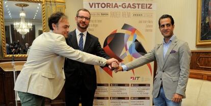 De izquierda a derecha, el gerente de Iniciativas Taurinas, Carlos Rodríguez; el alcalde de Vitoria, Javier Maroto, y el torero Iván Fandiño eset jueves en la presentación de la feria de La Blanca.